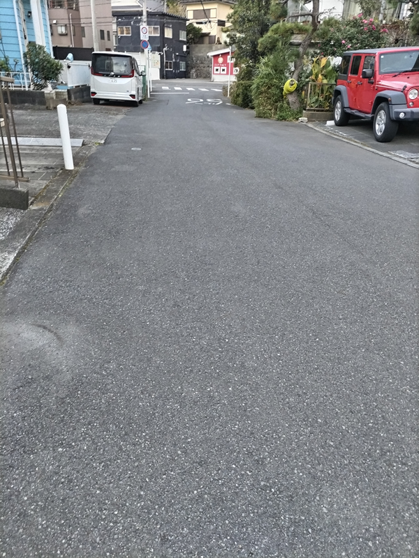 元ニート引籠りが見ていた赤いジープが脇にある綺麗な道路