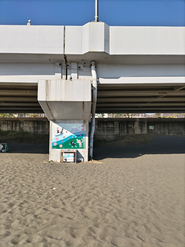 引籠りニートだったセル齋藤が眺めていた西湘バスパスの大磯の部分の橋脚に描かれた絵