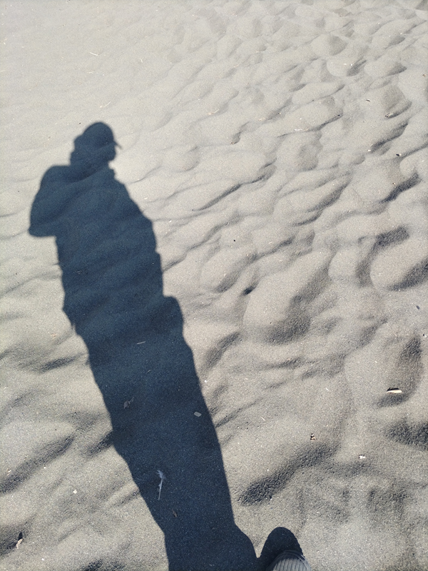 引籠りだったセル齋藤が立っていた大磯海水浴場の砂場