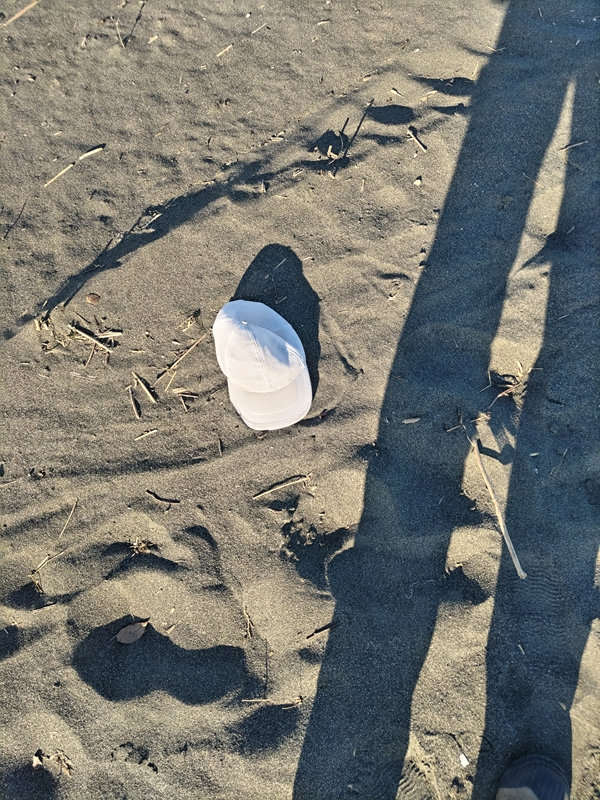 元ニート引籠りのセル齋藤が砂浜に置いた白い帽子