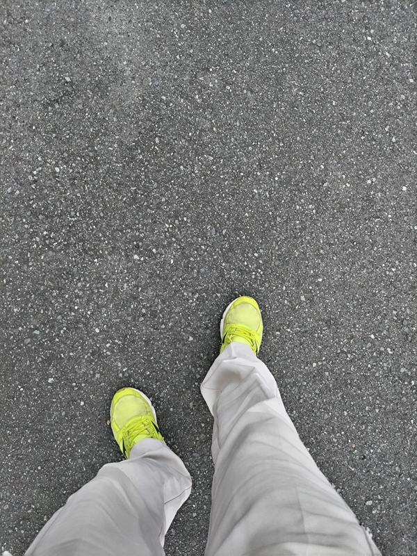 元ニート引籠りが見下ろしていたレモンイエローの靴