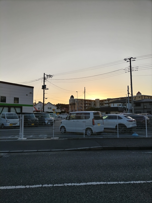 引籠りだったセル齋藤が早朝の茅ケ崎以内のホンダ車置き場を見ている様子