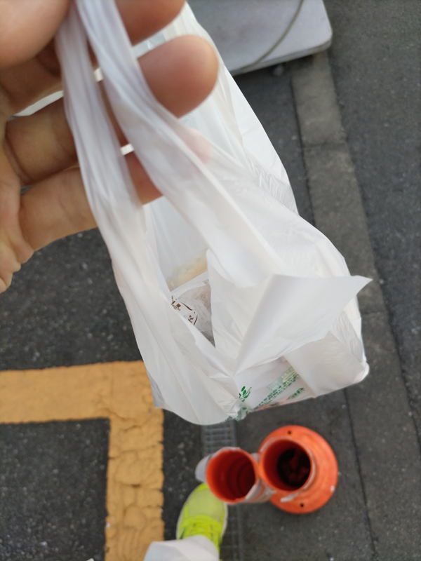 元ニート引籠りが持っていたコンビニ袋に入ったコンビニパン