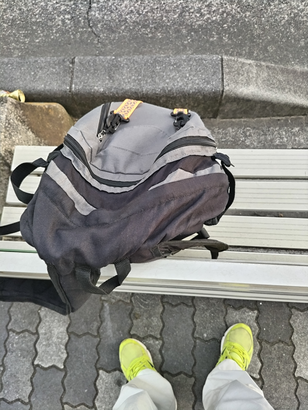 引籠りニートだったセル齋藤が持っていた黒いリュックと黄色いスニーカー