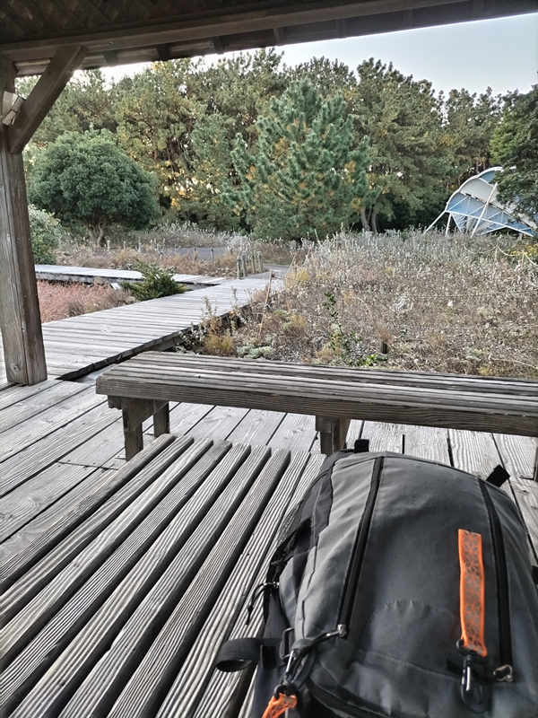 引籠りニートだったセル齋藤が眺めていた木製の机とベンチ