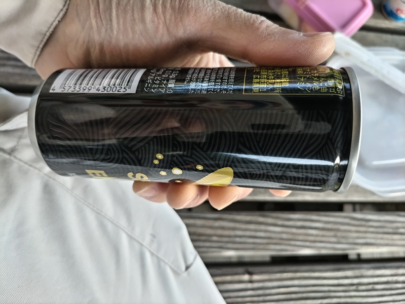 元ニート引籠りが持っていた黒いエナジードリンクの側面