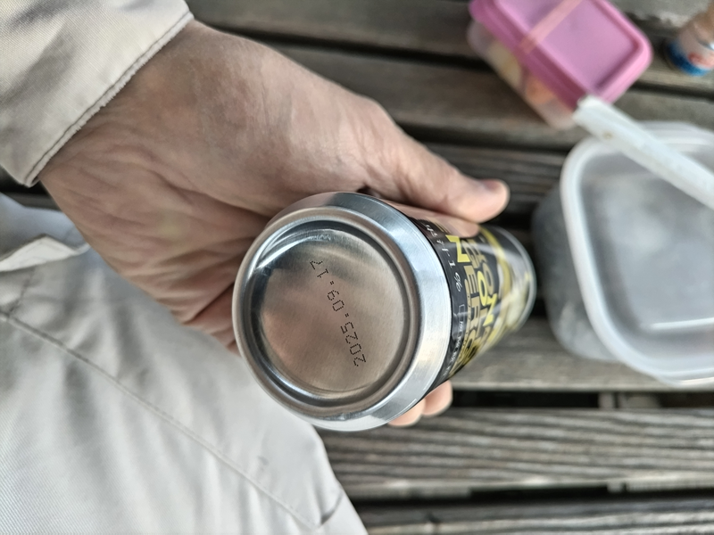 引籠だったセル齋藤が持っていたエナジードリンクの銀色の底