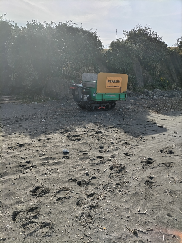 元引籠りのセル齋藤が葉山町の海岸に置かれたキャリアダンプを見ている様子