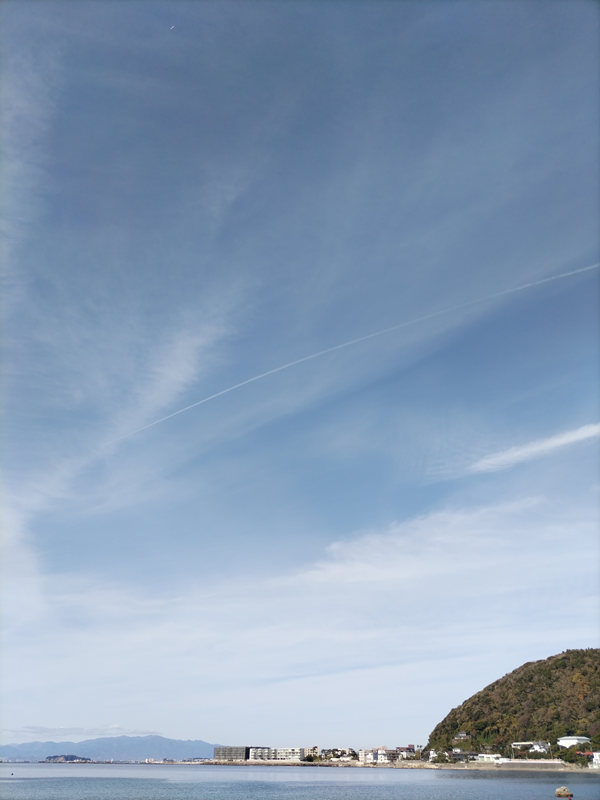 元引籠りだったセル齋藤が眺めていた空に見える飛行機雲