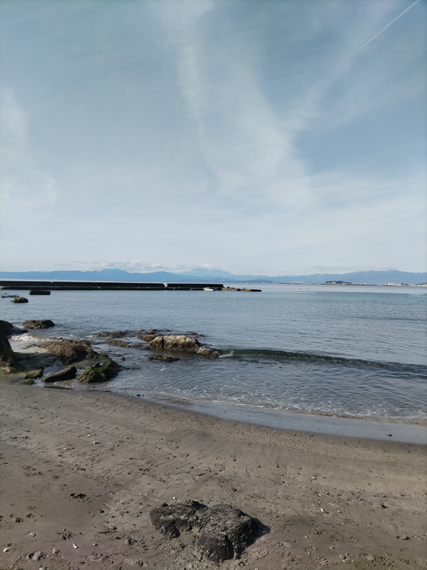 元ニート引籠りだったセル齋藤が快晴の葉山町の海岸と砂浜を見ている様子