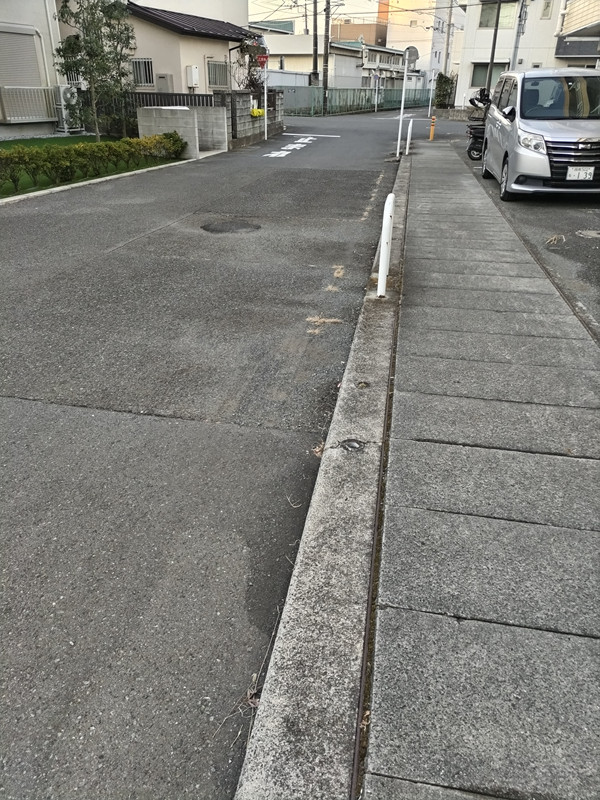 元引籠りが見ていた〔止まれ〕と書かれた道路