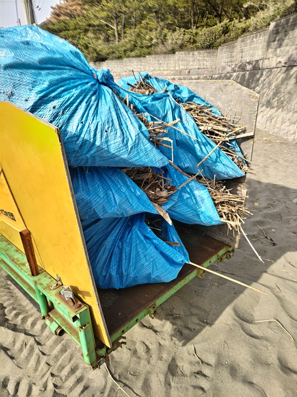 元引籠りだったセル齋藤が眺めていた木くずゴミがブルーシートに包まれてキャリアダンプに積まれている様子