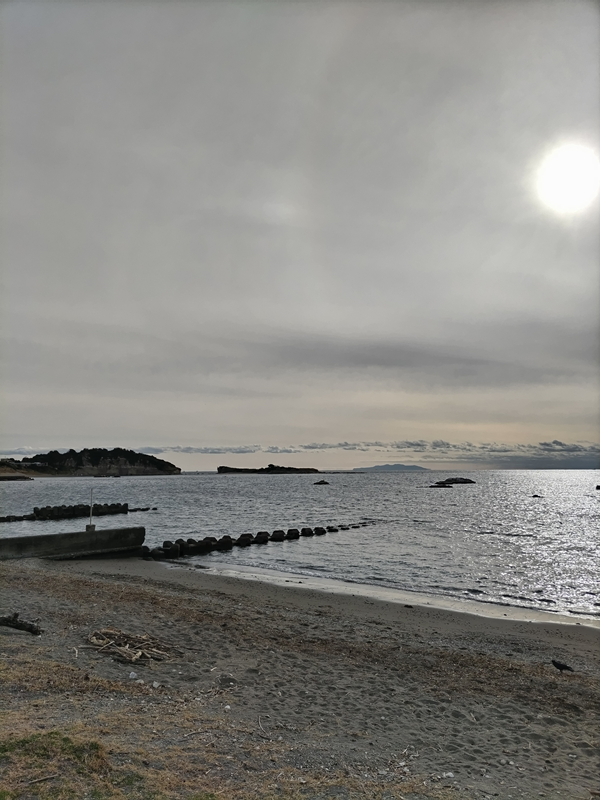 引籠りだったセル齋藤が眺めていた曇り空で白く輝く太陽【葉山町の葉山海岸にて】