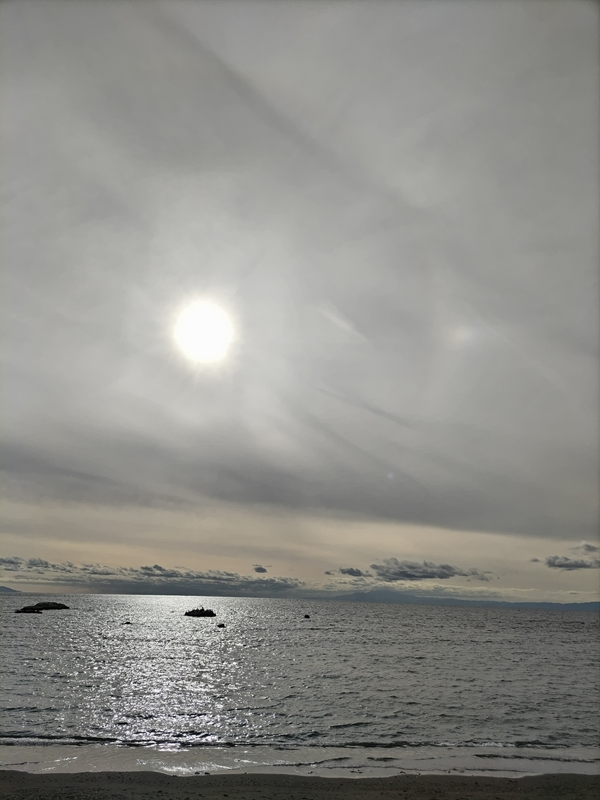 引籠りだったセル齋藤が眺めていた葉山町の海上で白く輝く太陽