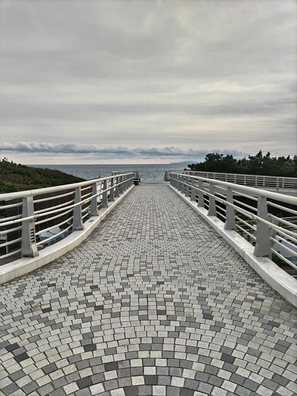 元ニートだったセル齋藤が見ていた浜須賀近くの歩道橋の上から眺めた浜須賀の海と空