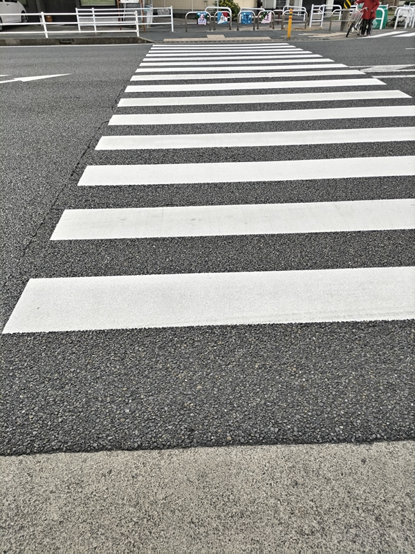 元ニートが見ていた汐見台の交差点の横断歩道