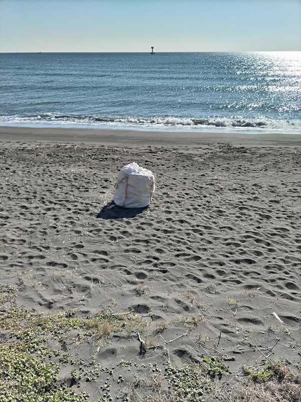 元ニート引籠りの齋藤健一が見ていた平塚市の海岸に置かれた木くず集積用のバッグ