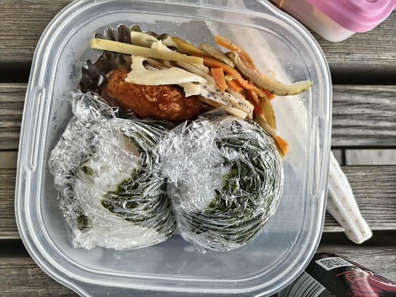 引籠りニートだった齋藤健一が朝の仕事前に食べていたおにぎりときんぴらごぼうと蓮根と揚げ物