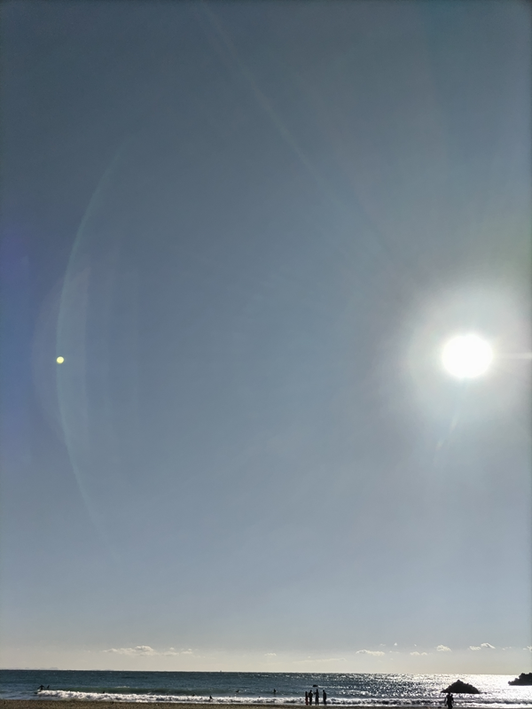 引籠りだった齋藤健一が眺めていた神奈川県の大磯海水浴場の快晴の空で白く輝く太陽の光