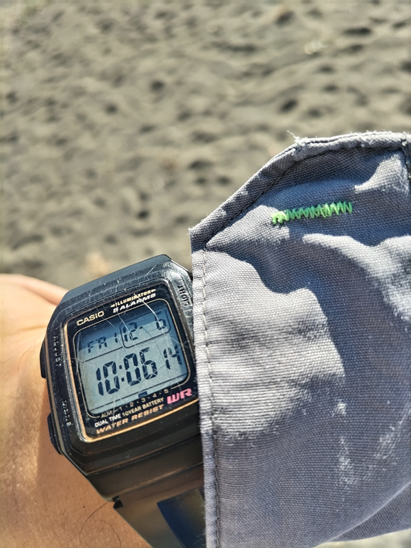 元ニート引籠りの齋藤健一が右腕に装着した黒いカシオのデジタル腕時計