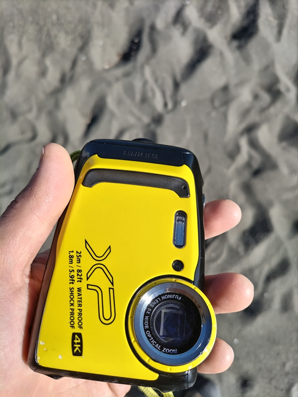 元ニート引籠りの齋藤健一が持っていたXPと書かれた黄色いデジカメ