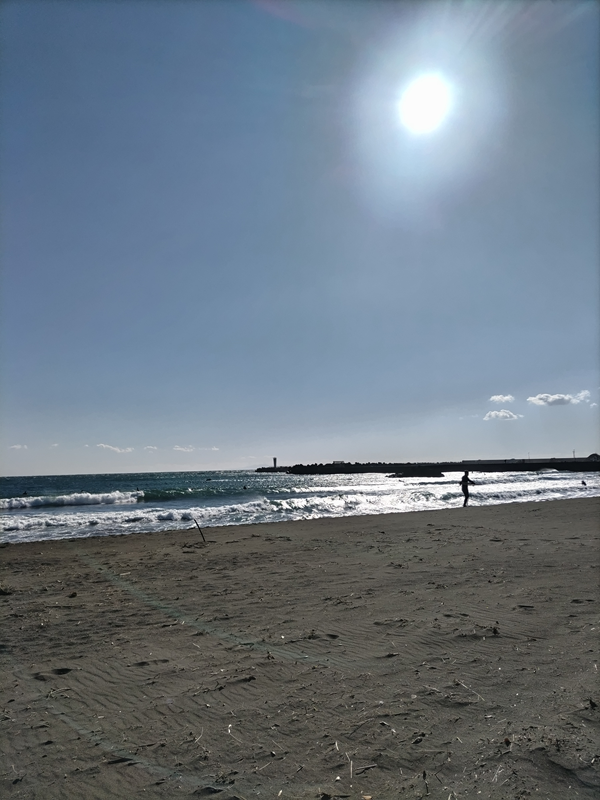 元ニート引籠りの齋藤健一が見ていた空に輝く太陽と大磯海水浴場に押し寄せる波