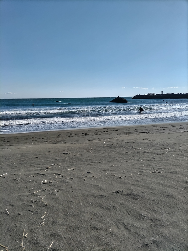 元ニート引籠りの齋藤健一が見ていた大磯海水浴場に押し寄せる波