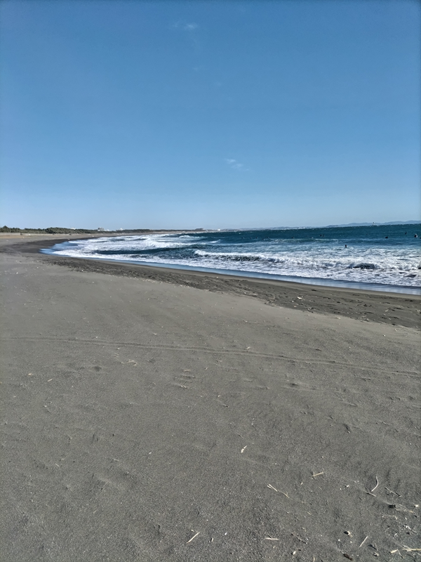 元ニート引籠りの齋藤健一が大磯海水浴場の波を見つめている様子