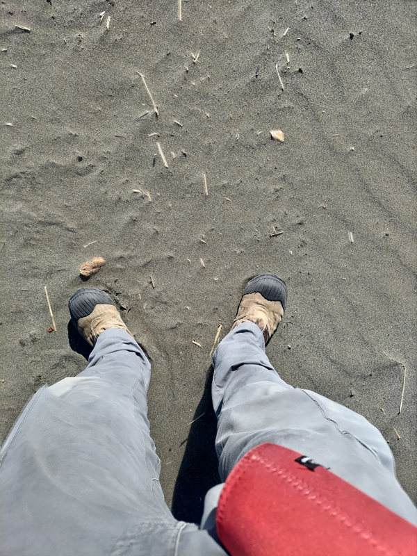 引籠りニートだった齋藤健一が神奈川県大磯町の砂地に立っている様子