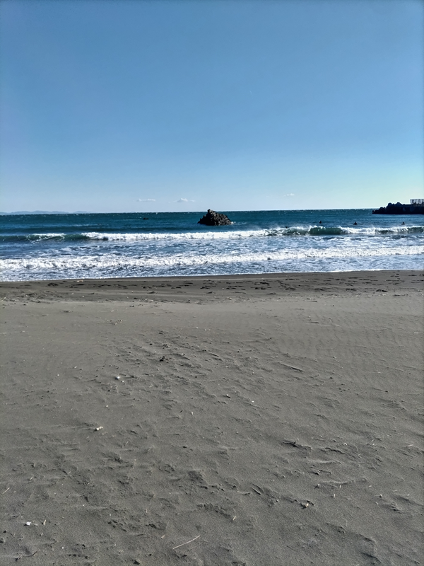 元ニート引籠りが見つめていた大磯海水浴場にある小さな岩と周囲の風景