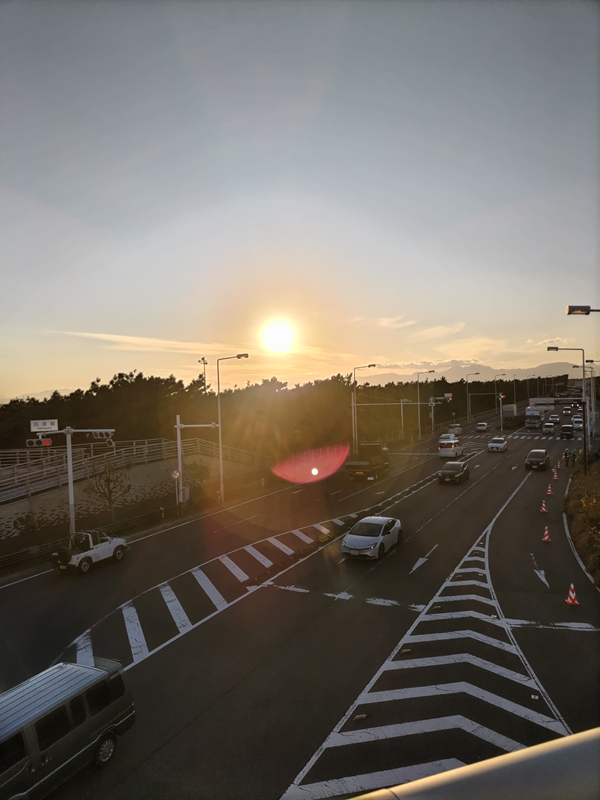 元引籠りニートが見ていた夕方に金色に輝く太陽と国道134号線