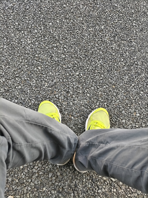 元ニート引籠りがレモンイエロー色のスニーカーを履いてベンチに座っていた時の脚