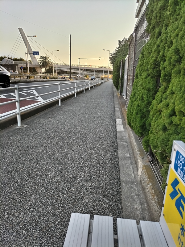 元引籠りが見ていた夕方四時頃の汐見台バス停近くの歩道