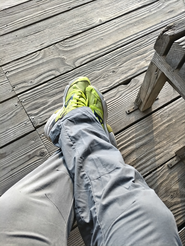 引籠りニートだった齋藤健一が足を交差させて座っている様子