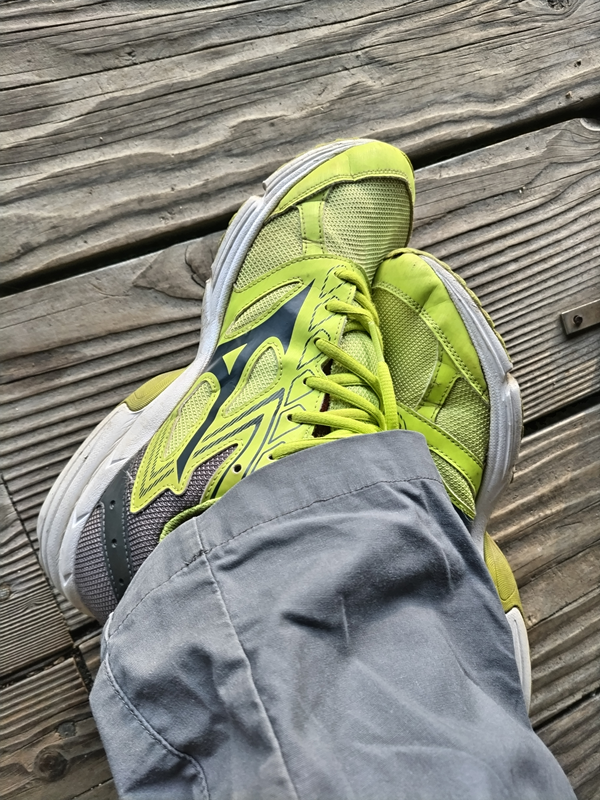 元ニートひきこもりが履いていたレモンイエローのスニーカー