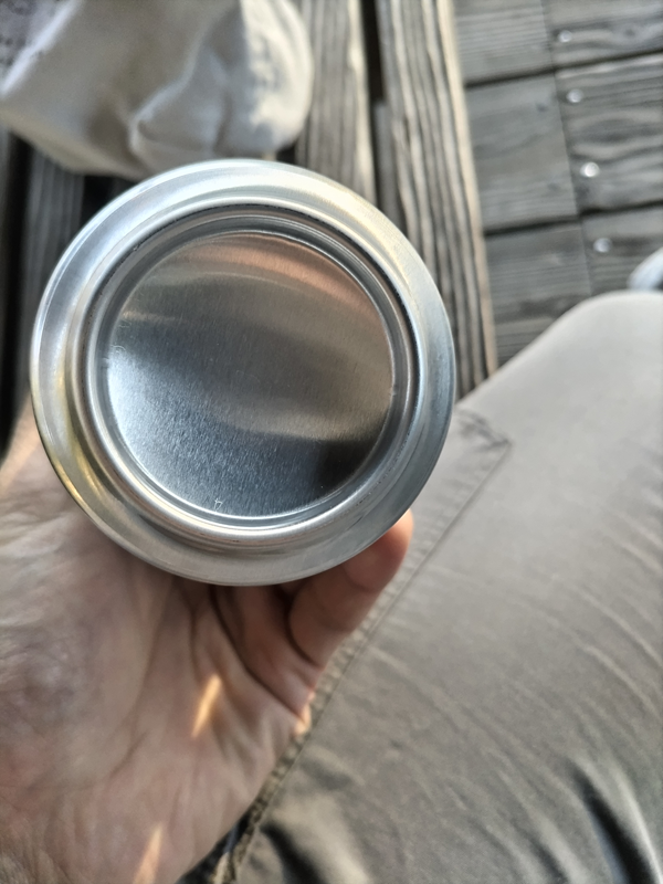 元ニート引籠りが見ていたエナジードリンクのシルバーの缶底