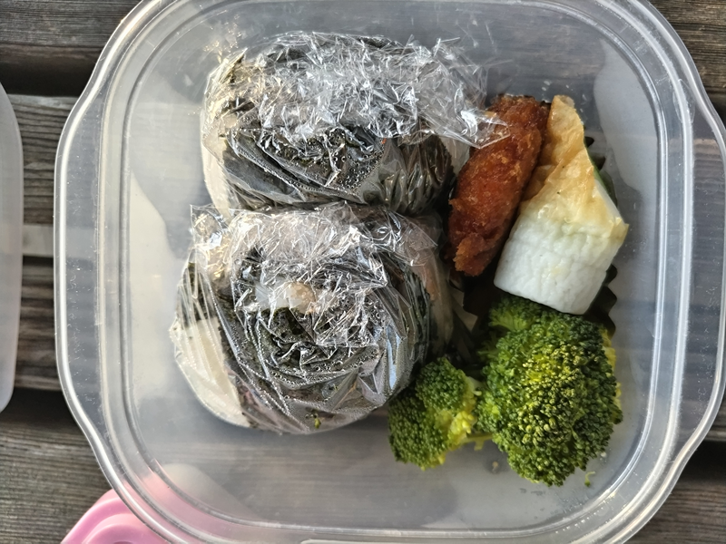 引籠りニートだった齋藤健一が食べていたおにぎり二つとブロッコリーとちくわ