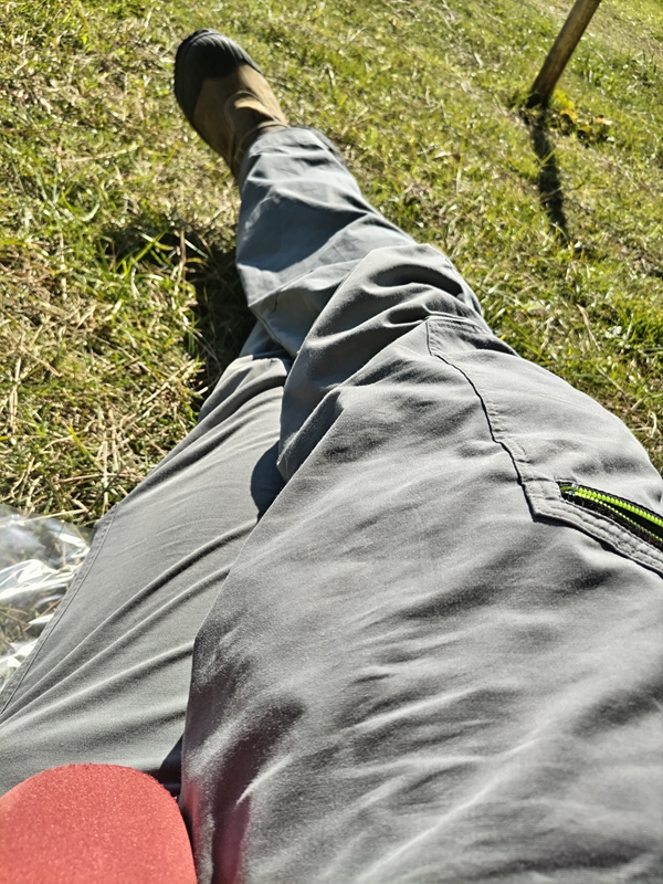 引籠りニートだった齋藤健一が着用していた灰色の作業用ズボン