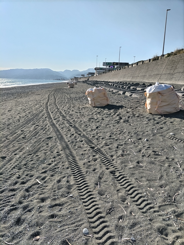 元引籠りニートだった齋藤健一が西湘バイパスの料金所下の海岸を見ているところ