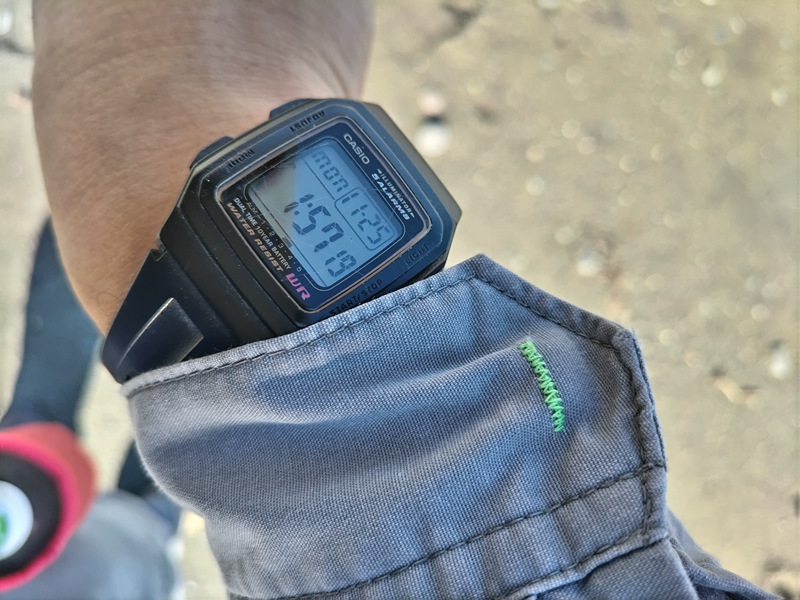 元引籠りニートだった齋藤健一が右手首に着用していたカシオのデジタル腕時計が1時57分を表示しているところ