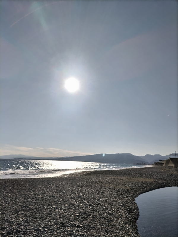 引籠りニートだった齋藤健一が見ていた空で白く輝く午後の太陽と二宮町の押切海岸の様子