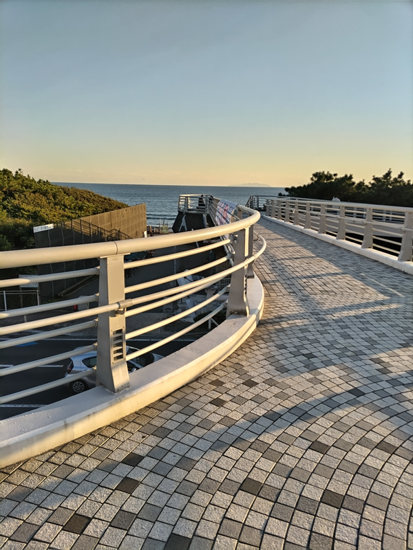 元ニート引籠りが見ていた茅ケ崎市の浜須賀の海へと続く歩道橋の道