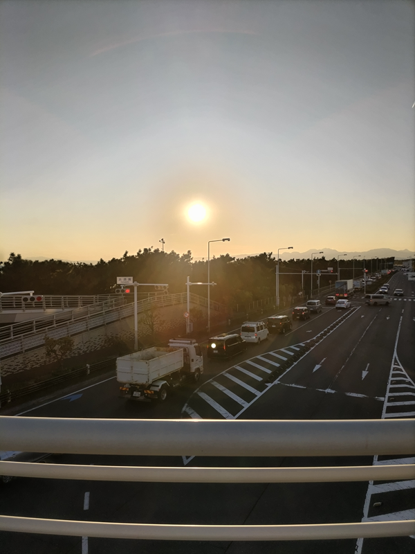 元ニート引籠りが見ていたオレンジ色に輝く夕陽と渋滞中の国道134号線