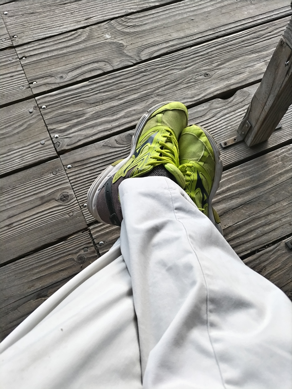 元ニートのセル齋藤が黄色いミズノのスニーカーを履いて足を交差させている様子