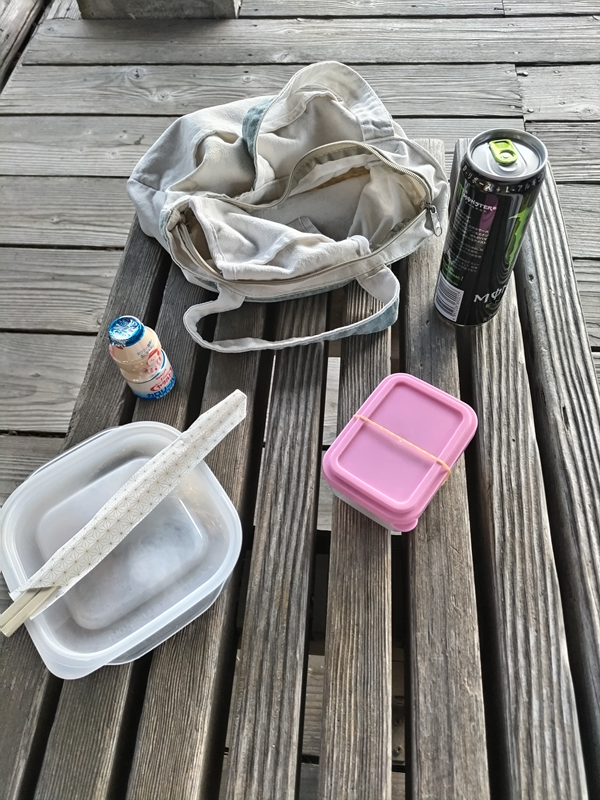 元引籠りだったセル齋藤が朝の朝食セットとエナジードリンクのモンスターエナジーをベンチの上に置いているところ