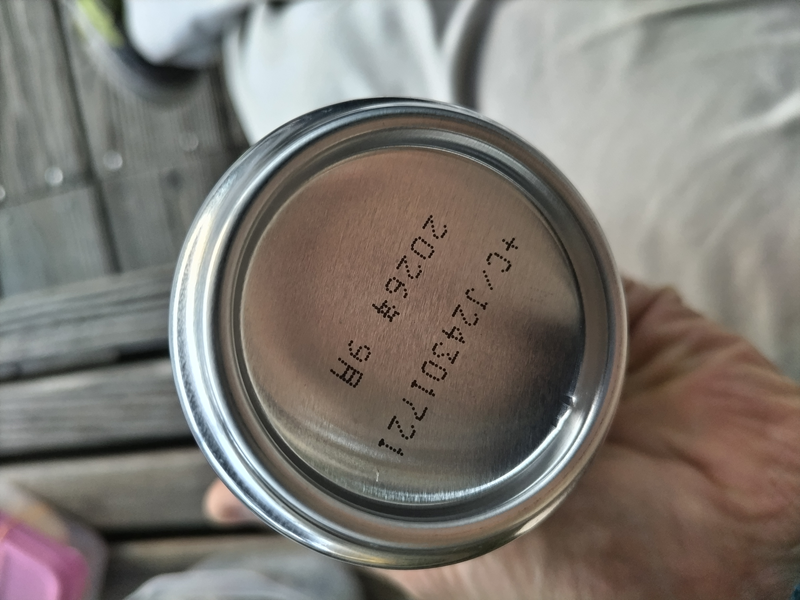 元ニート引籠りのセル齋藤がモンスターエナジーの底面を見ている様子