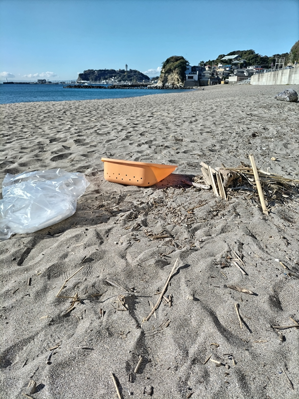 元ニート引籠りのセル齋藤が七里ヶ浜海岸の西側で海岸清掃をしていた時の様子