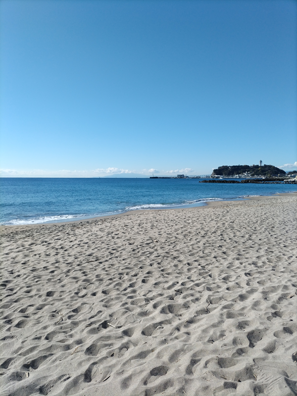 元ニート引籠りのセル齋藤が鎌倉市の七里ヶ浜海岸から見える江の島を眺めているところ
