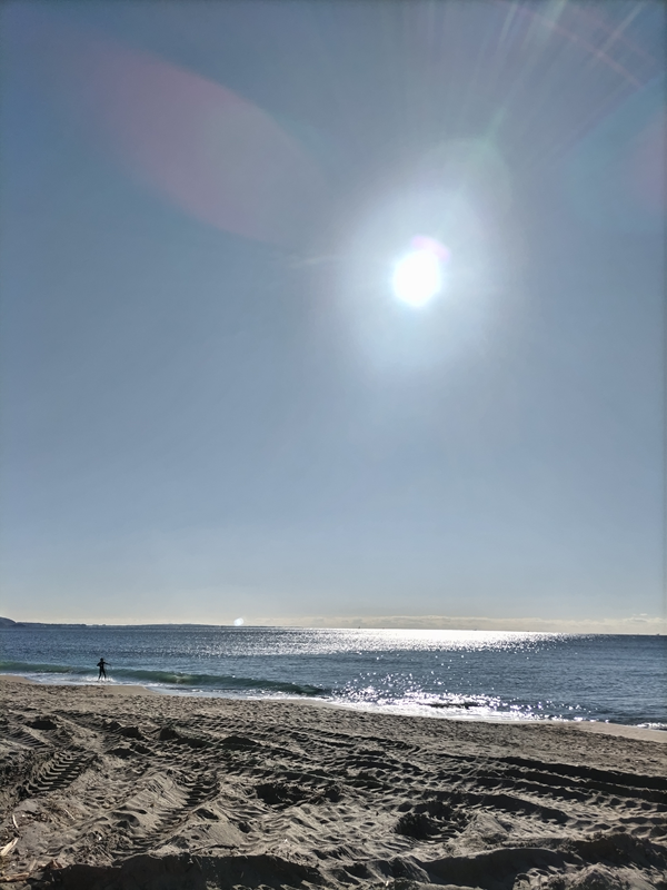 引籠りニートだったセル齋藤が七里ヶ浜海岸の白く輝く太陽を見ている様子