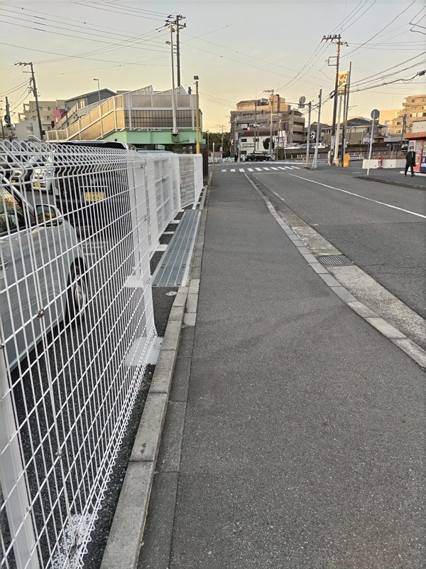 引籠りだったセル齋藤が茅ケ崎市の歩道を見ている様子